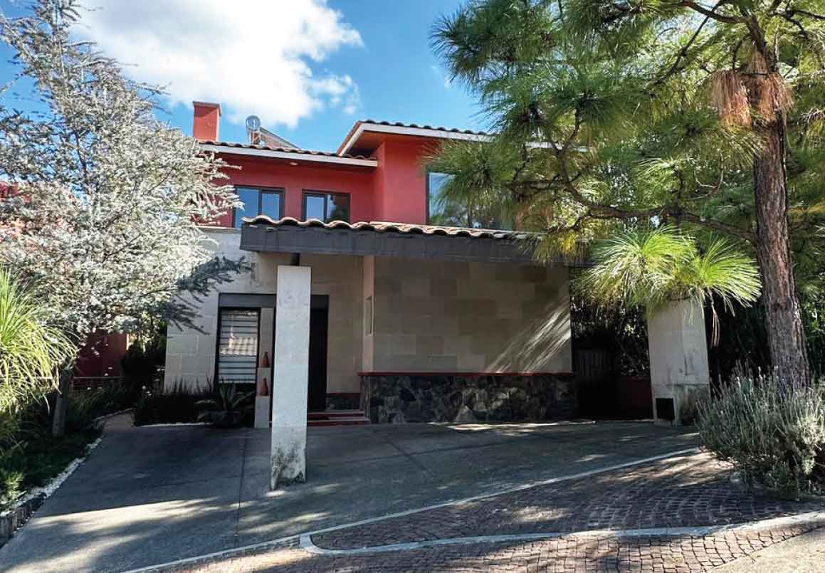 CASA RESIDENCIAL EN VENTA EN CLUB DENTRO DEL CAMPO DE GOLF ALTOZANO, MORELIA