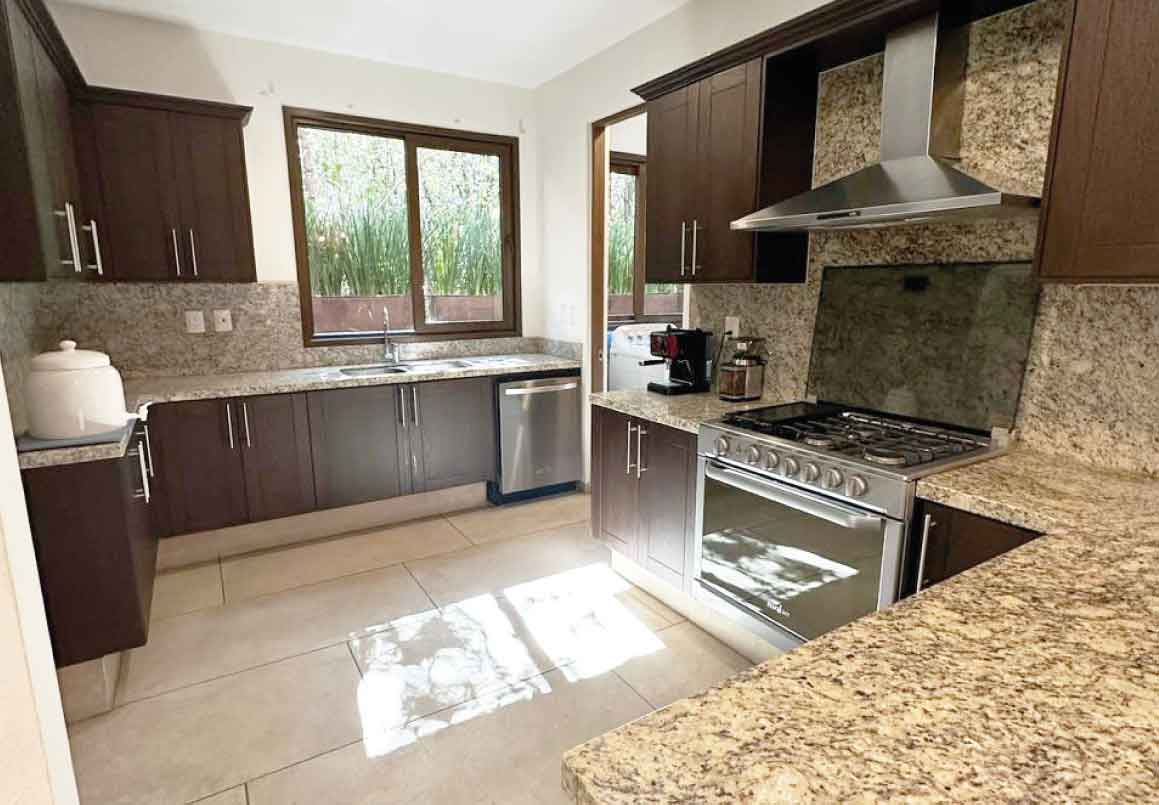 CASA RESIDENCIAL EN VENTA EN CLUB DENTRO DEL CAMPO DE GOLF ALTOZANO, MORELIA