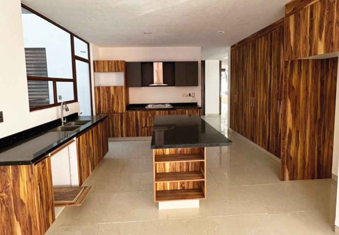 CASA RESIDENCIAL EN VENTA EN CLUB Y DENTRO DEL CAMPO DE GOLF ALTOZANO, MORELIA