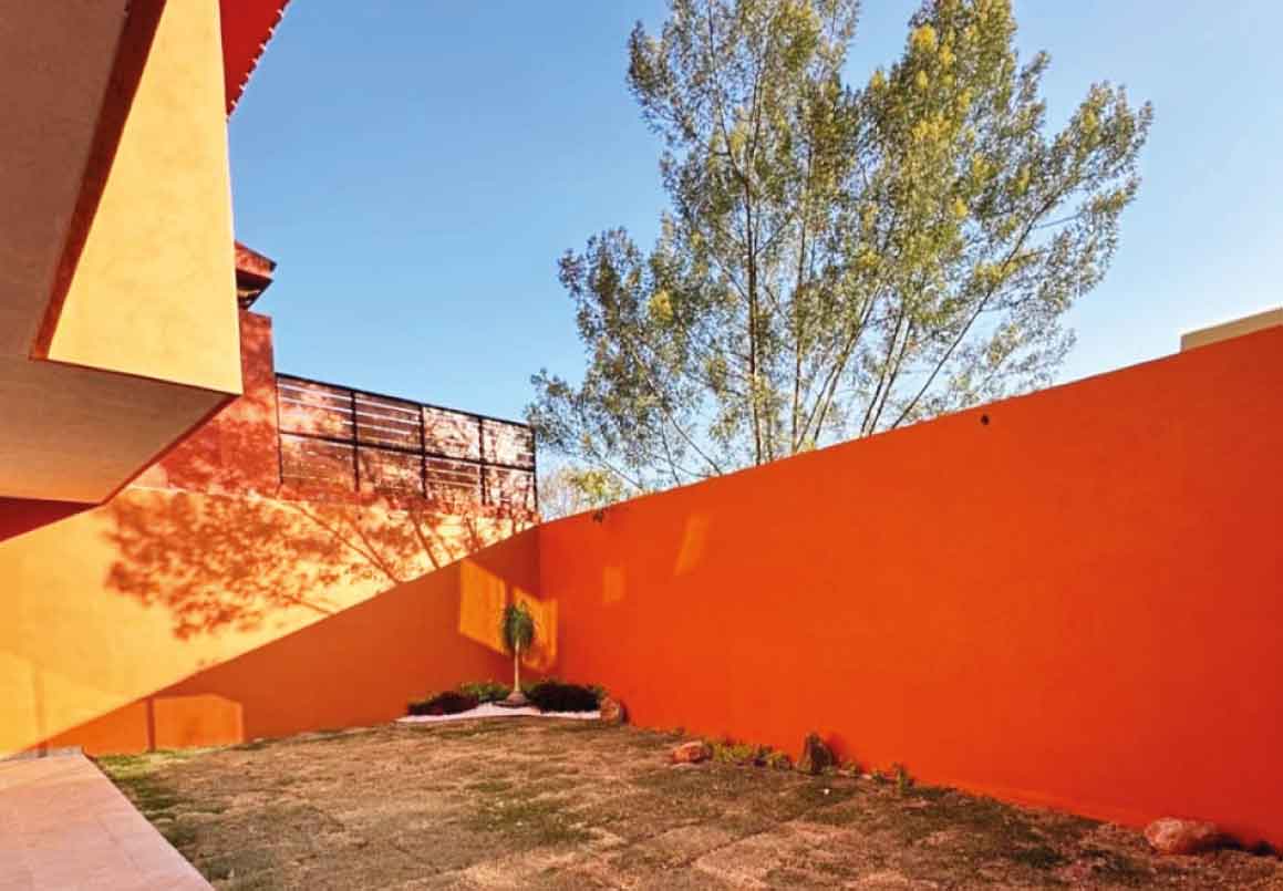 CASA RESIDENCIAL EN VENTA EN CLUB Y DENTRO DEL CAMPO DE GOLF ALTOZANO, MORELIA