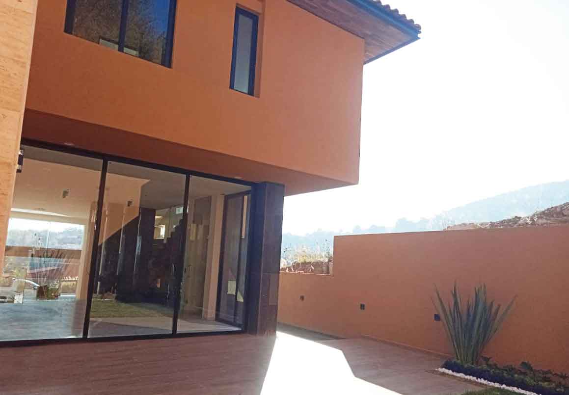 CASA RESIDENCIAL EN VENTA EN CLUB Y DENTRO DEL CAMPO DE GOLF ALTOZANO, MORELIA