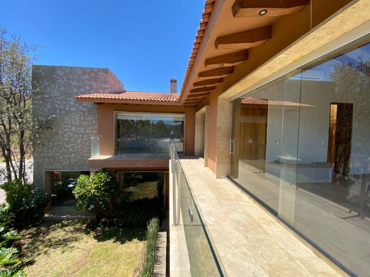 CASA RESIDENCIAL EN RENTA EN CLUB Y DENTRO DEL CAMPO DE GOLF ALTOZANO, MORELIA