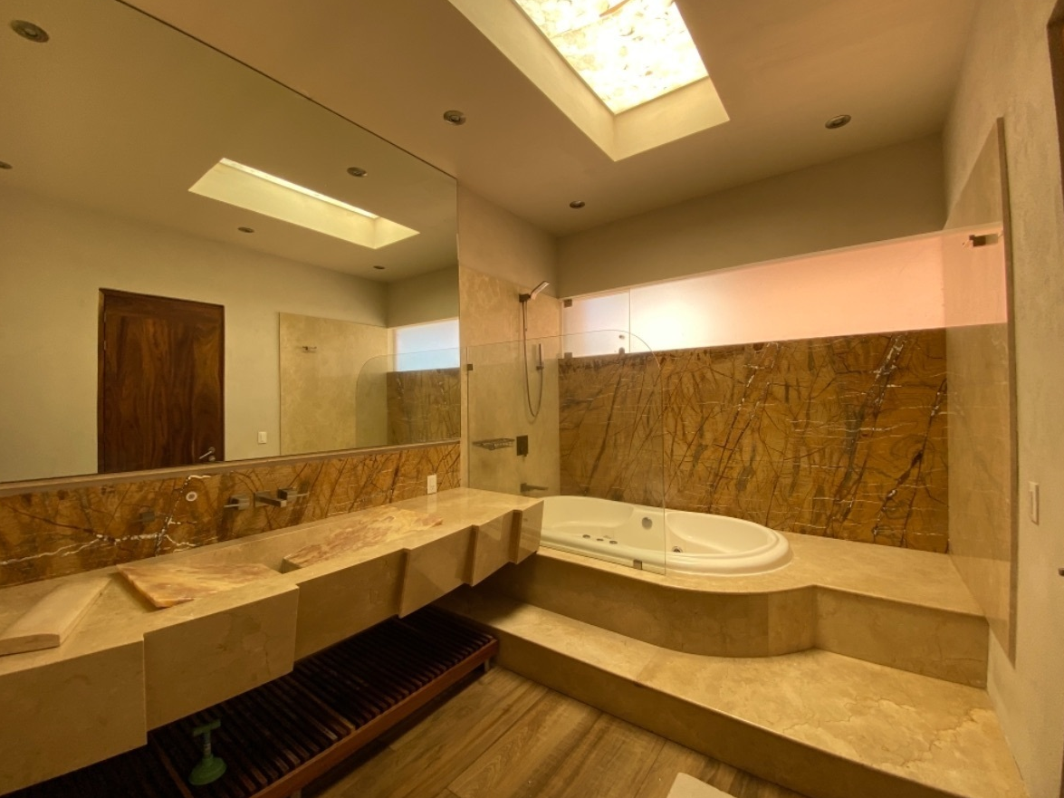 CASA RESIDENCIAL EN RENTA EN CLUB Y DENTRO DEL CAMPO DE GOLF ALTOZANO, MORELIA