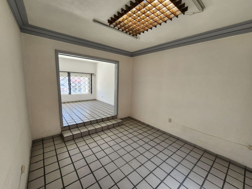 LOCAL COMERCIAL CON OFICINAS EN RENTA EN AVENIDA LAZARO CARDENAS, MORELIA