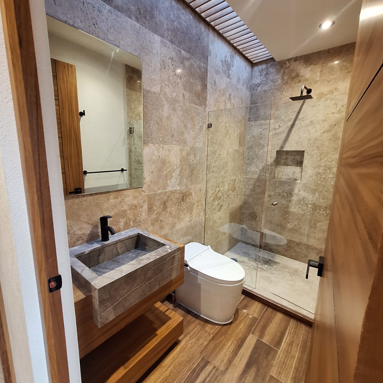 CASA EN VENTA EN PASEO DE LOS GANSOS, VISTAS ALTOZANO, MORELIA