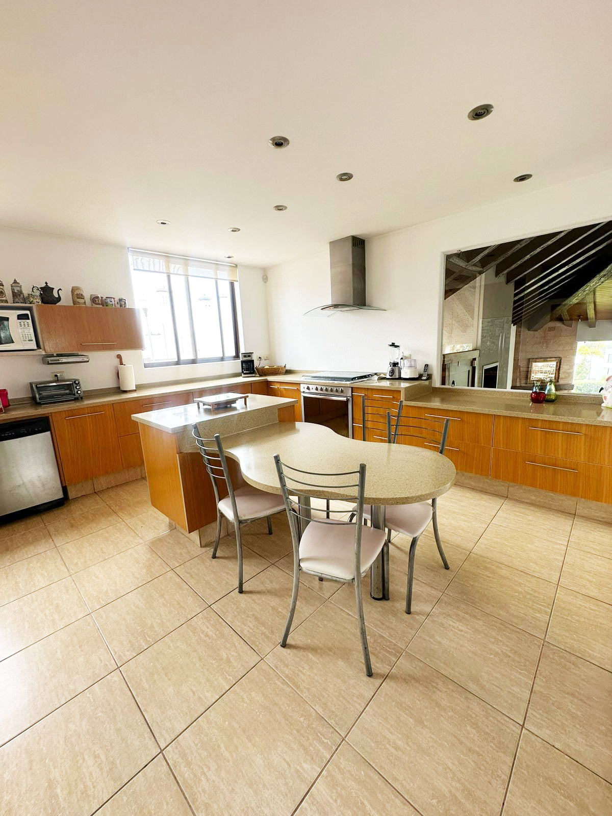 CASA RESIDENCIAL EN VENTA EN ALTOZANO, MORELIA