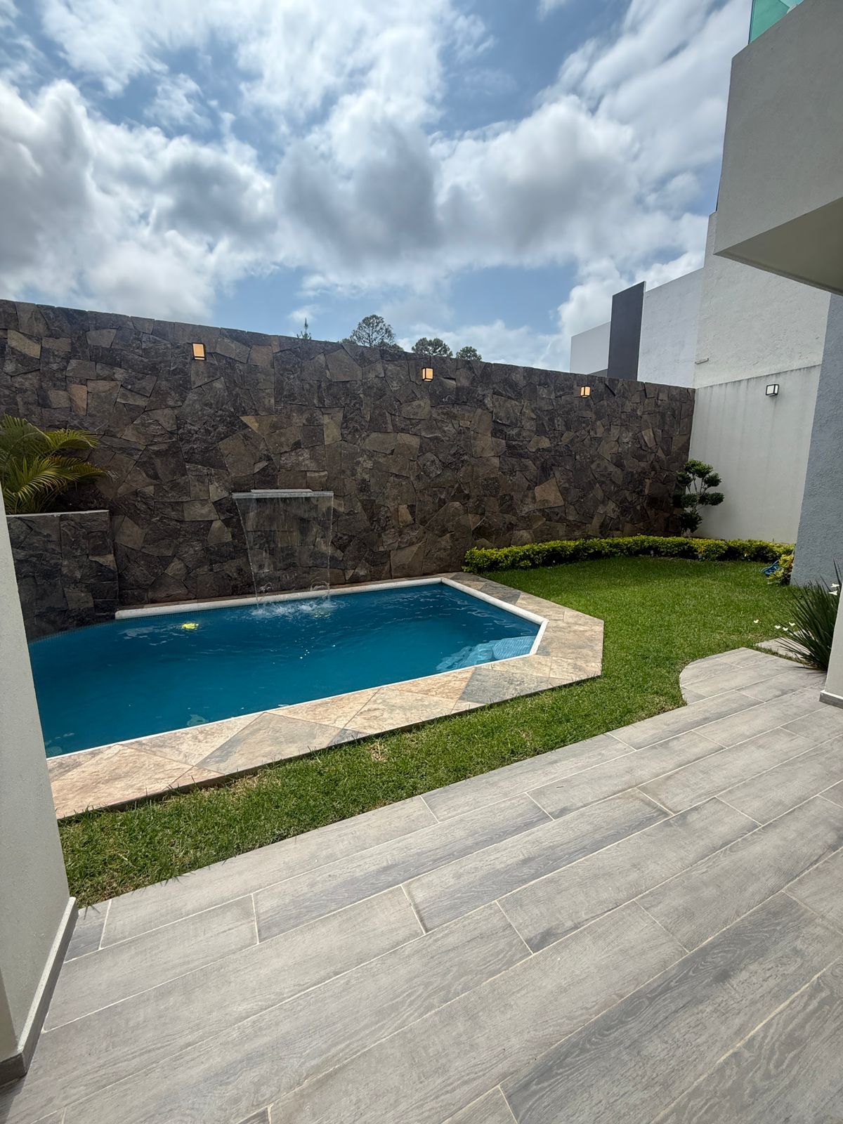 CASA CON ALBERCA EN VENTA EN EL ENCINAR ALTOZANO, MORELIA