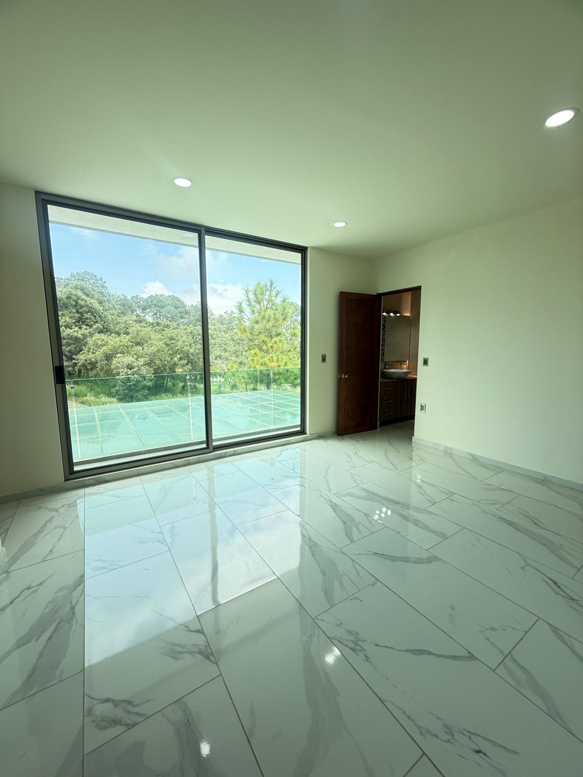 CASA CON ALBERCA EN VENTA EN EL ENCINAR ALTOZANO, MORELIA