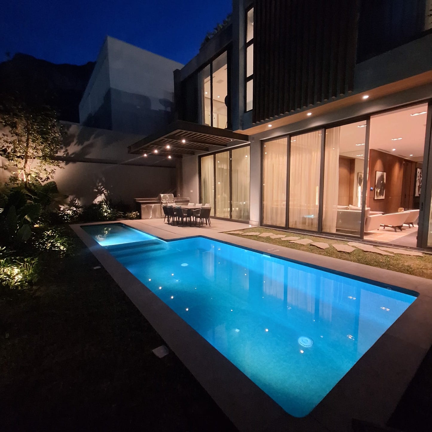 CASA RESIDENCIAL DE AUTOR AMUEBLADA EN VENTA EN RESIDENCIAL CORDILLERA SANTA CATARINA, NUEVO LEON