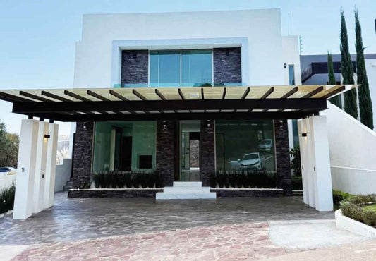 CASA CON ALBERCA EN VENTA EN EL ENCINAR ALTOZANO, MORELIA