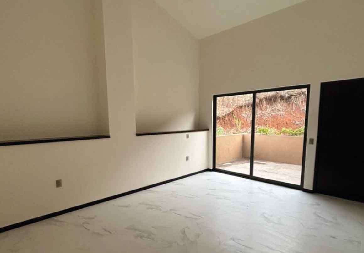 CASA RESIDENCIAL EN VENTA EN CLUB Y DENTRO DEL CAMPO DE GOLF ALTOZANO, MORELIA