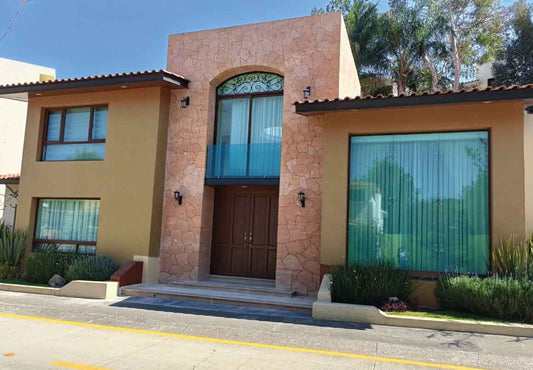 CASA RESIDENCIAL EN CLUB Y DENTRO DEL CAMPO DE GOLF ALTOZANO, MORELIA