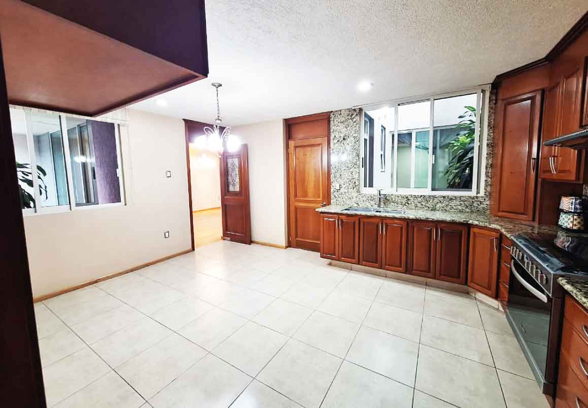 CASA EN VENTA POR CASA DE GOBIERNO, MORELIA