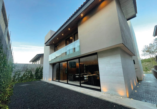 CASA SEMIAMUEBLADA EN RENTA EN CLUB Y DENTRO DEL CAMPO DE GOLF ALTOZANO, MORELIA