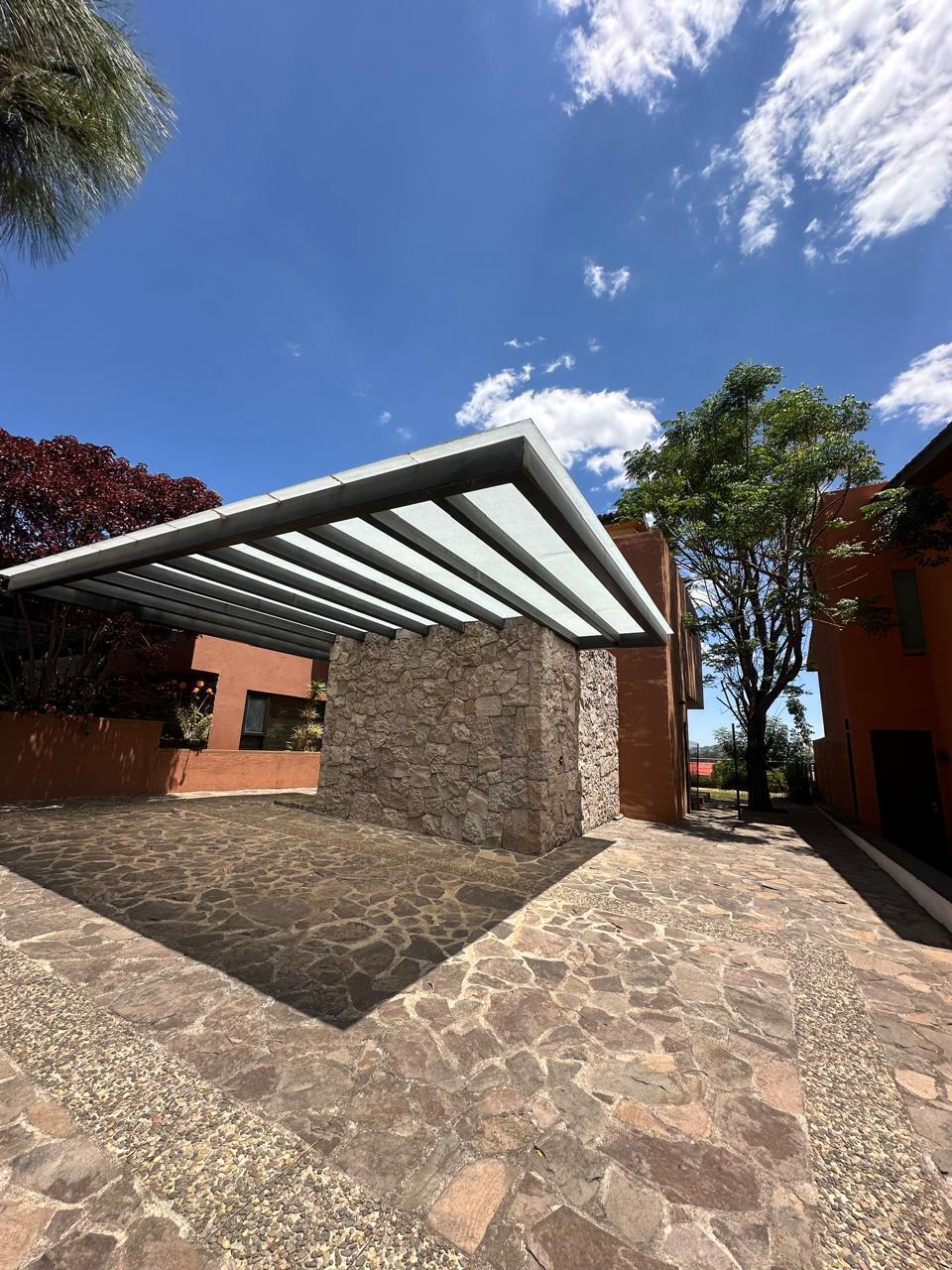 CASA EN VENTA EN CLUB Y DENTRO DEL CAMPO DE GOLF ALTOZANO, MORELIA