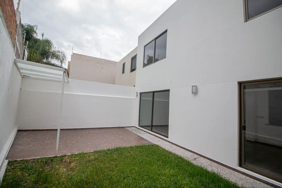 CASA EN VENTA EN JACARANDAS TRES MARIAS, MORELIA