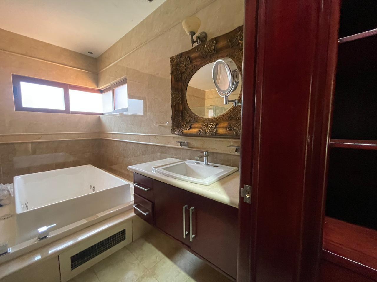 CASA EN VENTA EN CLUB Y DENTRO DEL CAMPO DE GOLF ALTOZANO, MORELIA