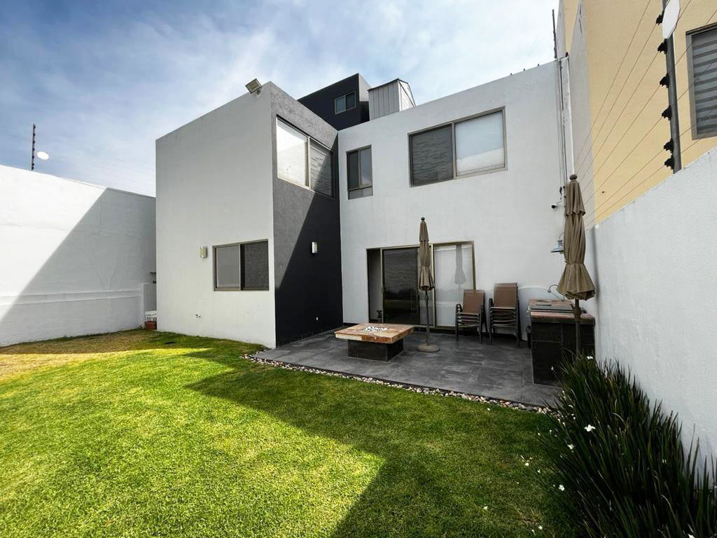 CASA EN VENTA EN JACARANDAS TRES MARIAS, MORELIA