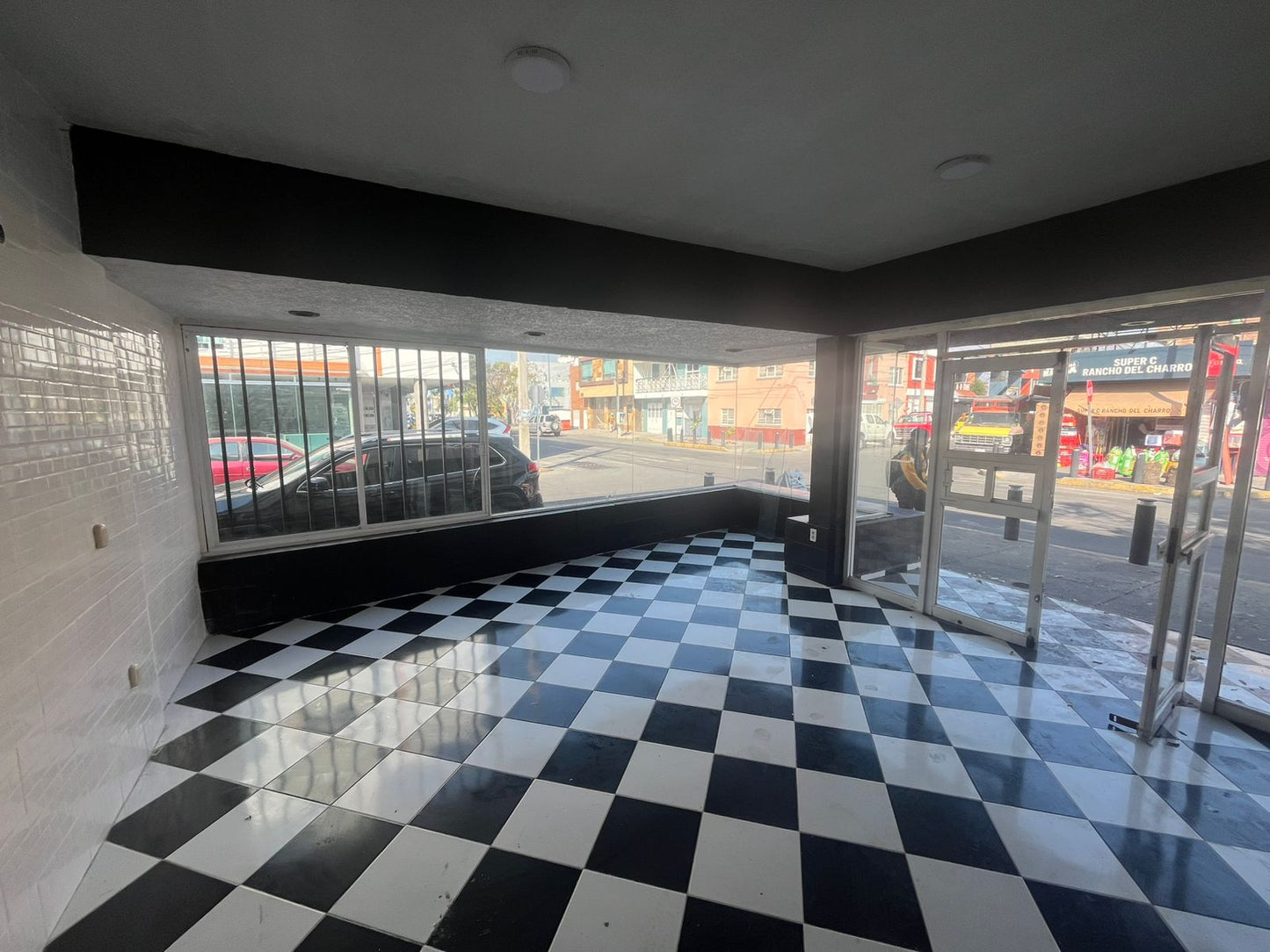 LOCAL COMERCIAL EN RENTA SOBRE AV. TICATEME, MORELIA