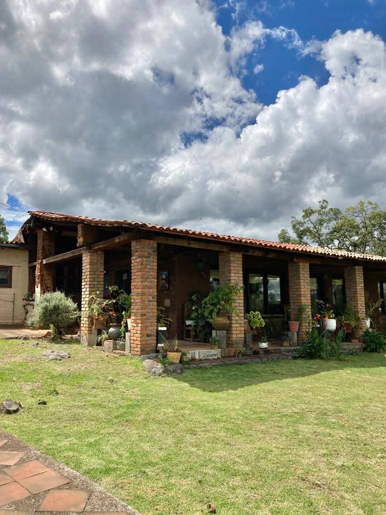 TERRENO CON CASA Y CABAÑAS EN VENTA EN TACICUARO, MICH