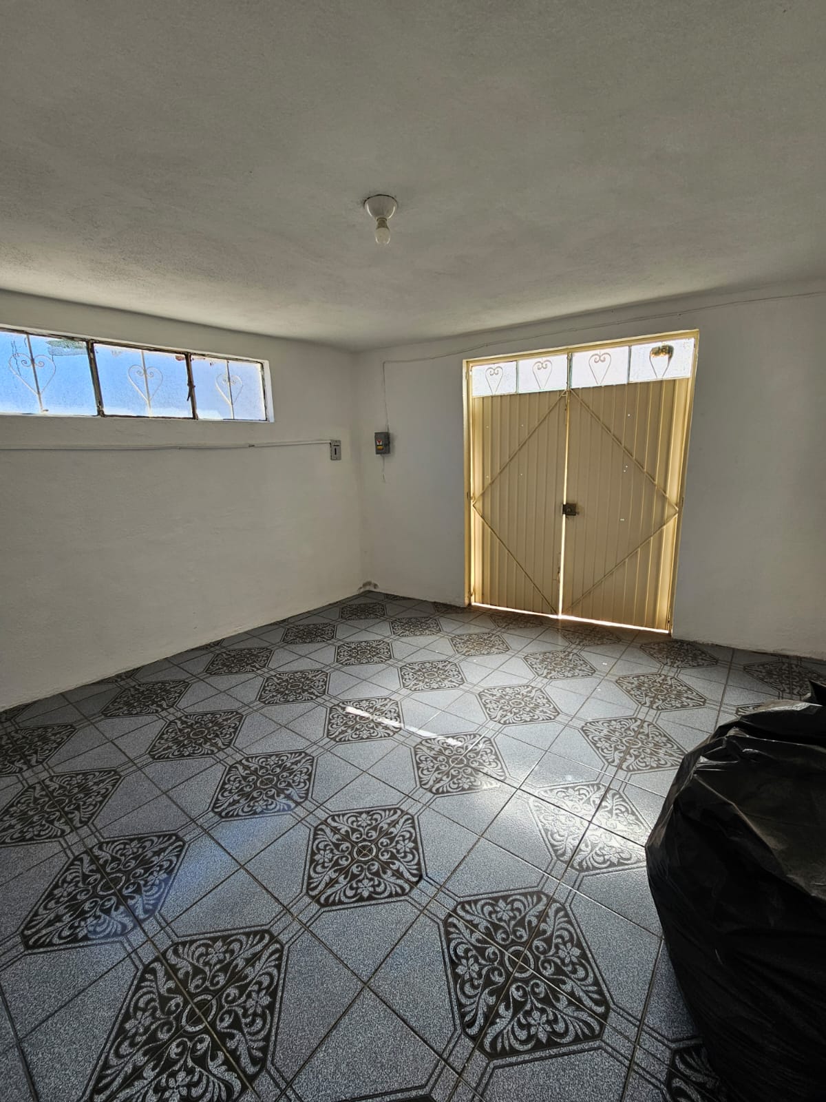 CASA EN VENTA EN PROF. JESUS ROMERO FLORES, MORELIA