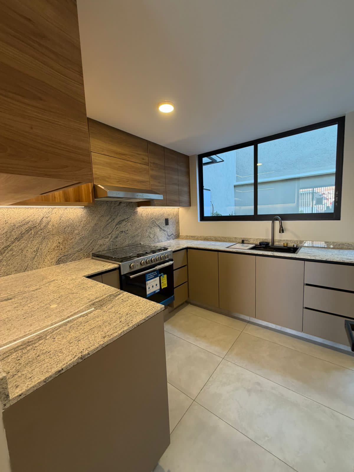 CASA CON LOCAL COMERCIAL EN VENTA EN CHAPULTEPEC SUR, MORELIA