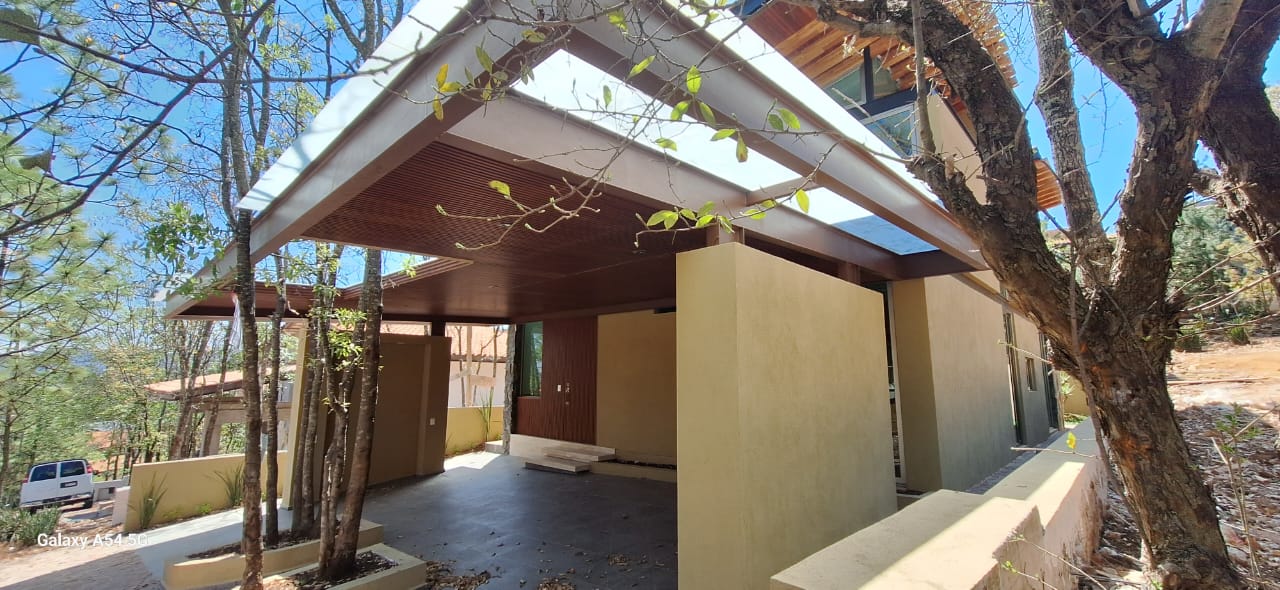 CASA EN VENTA EN CLUB Y DENTRO DEL CAMPO DE GOLF ALTOZANO, MORELIA