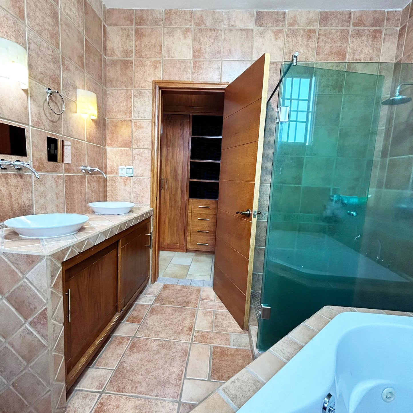 CASA EN VENTA EN BOSQUE CAMELINAS, MORELIA