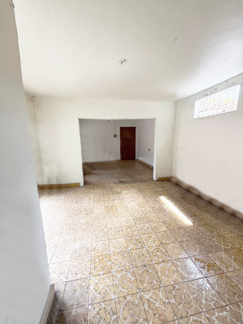 CASA CON LOCALES COMERCIALES EN RENTA EN PATZCUARO, MICHOACAN