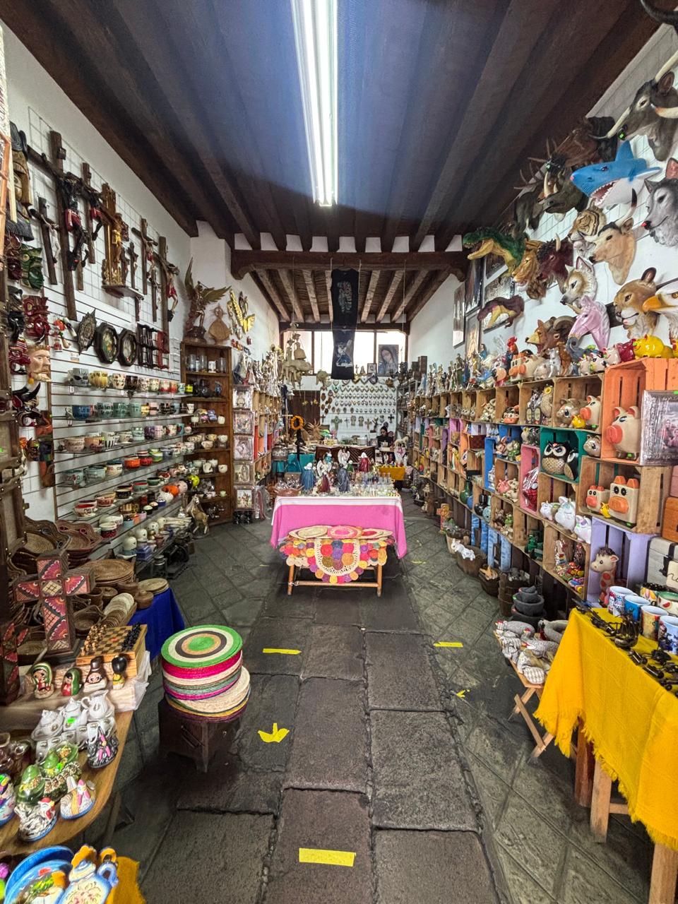 CASA CON LOCALES COMERCIALES EN RENTA EN PATZCUARO, MICHOACAN