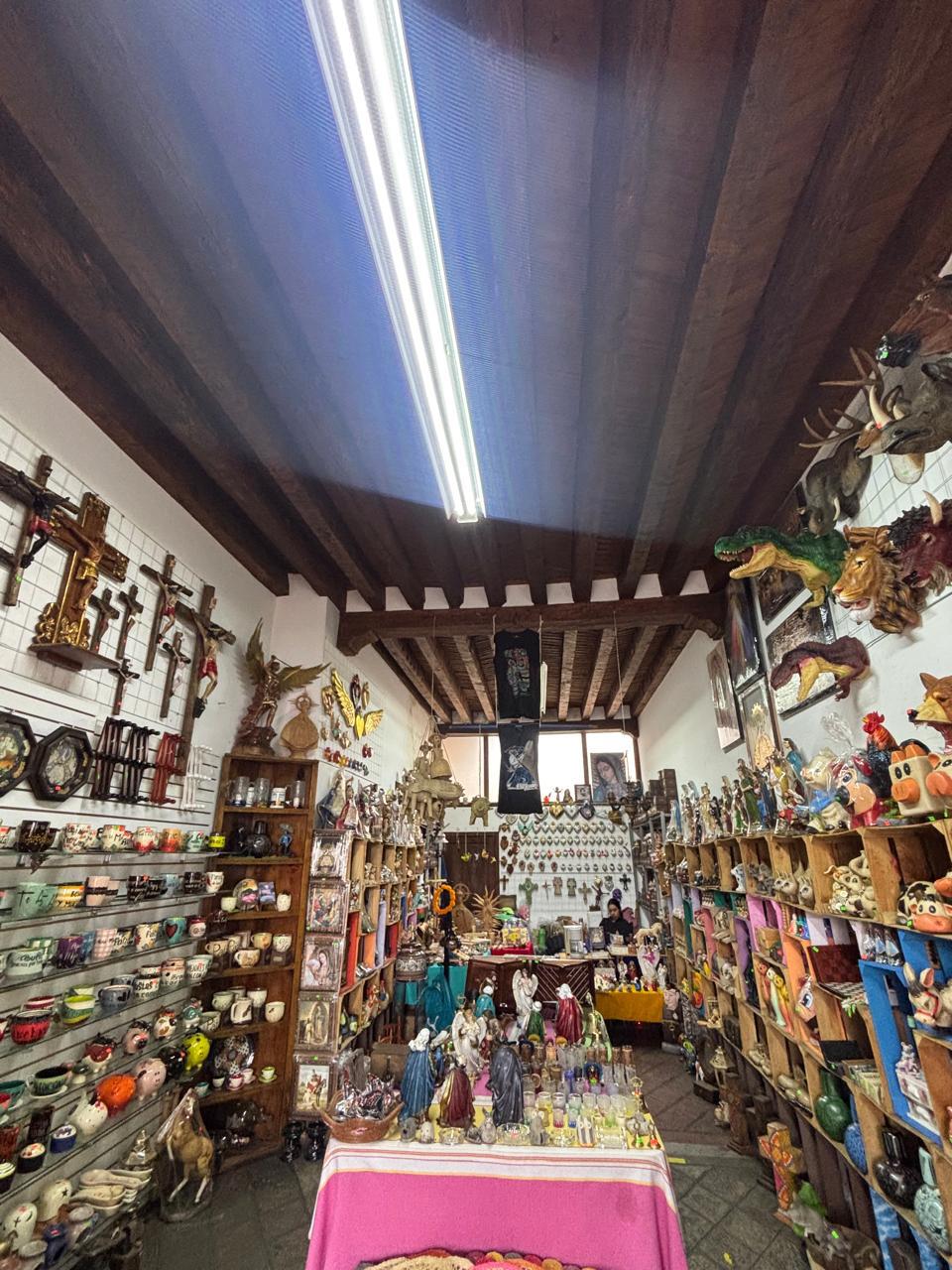 CASA CON LOCALES COMERCIALES EN RENTA EN PATZCUARO, MICHOACAN