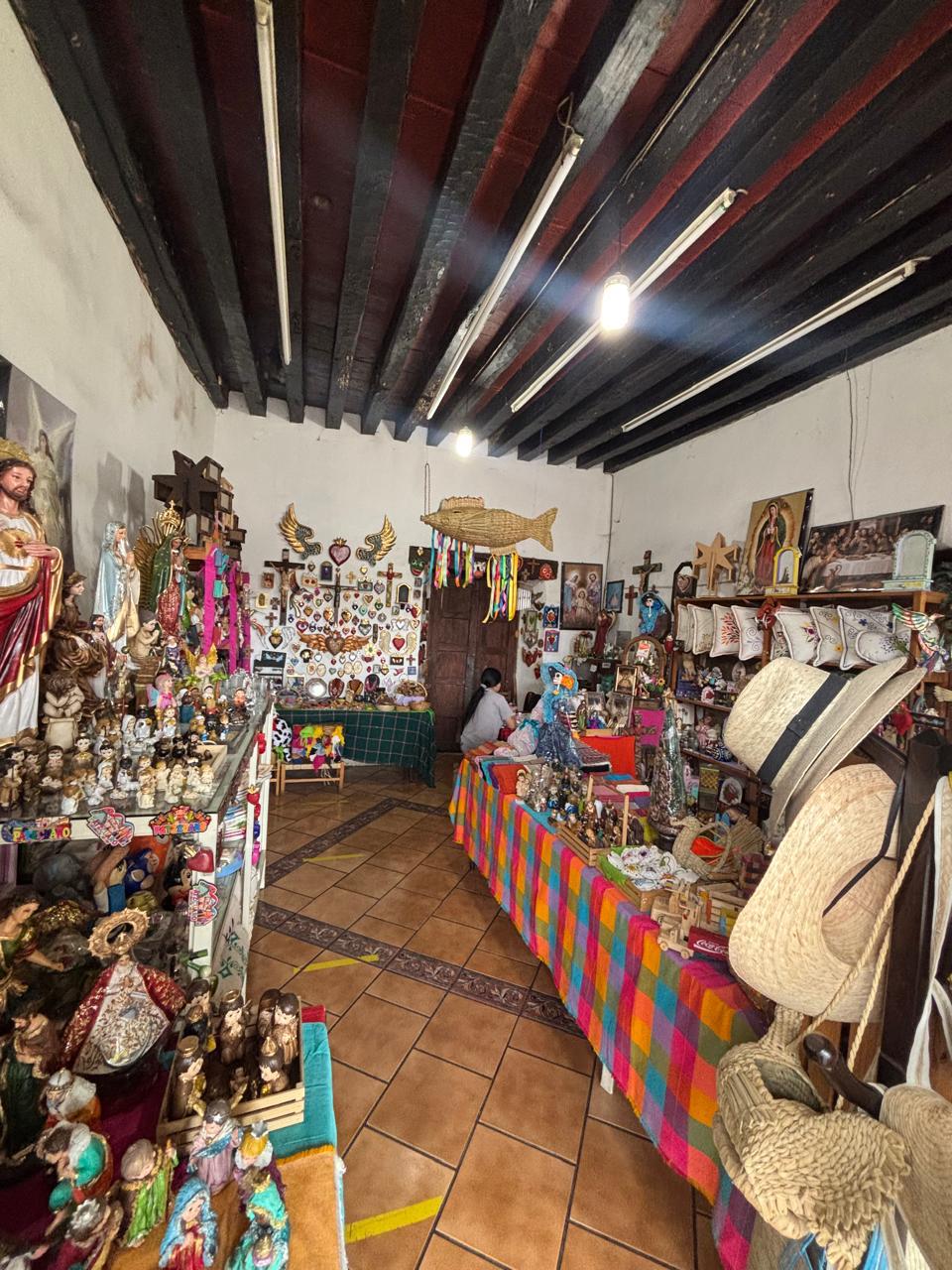 CASA CON LOCALES COMERCIALES EN RENTA EN PATZCUARO, MICHOACAN