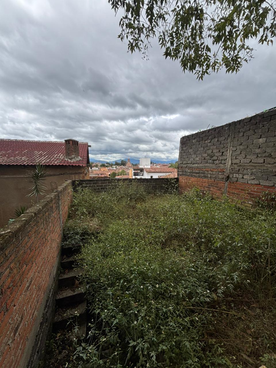 CASA CON LOCALES COMERCIALES EN RENTA EN PATZCUARO, MICHOACAN
