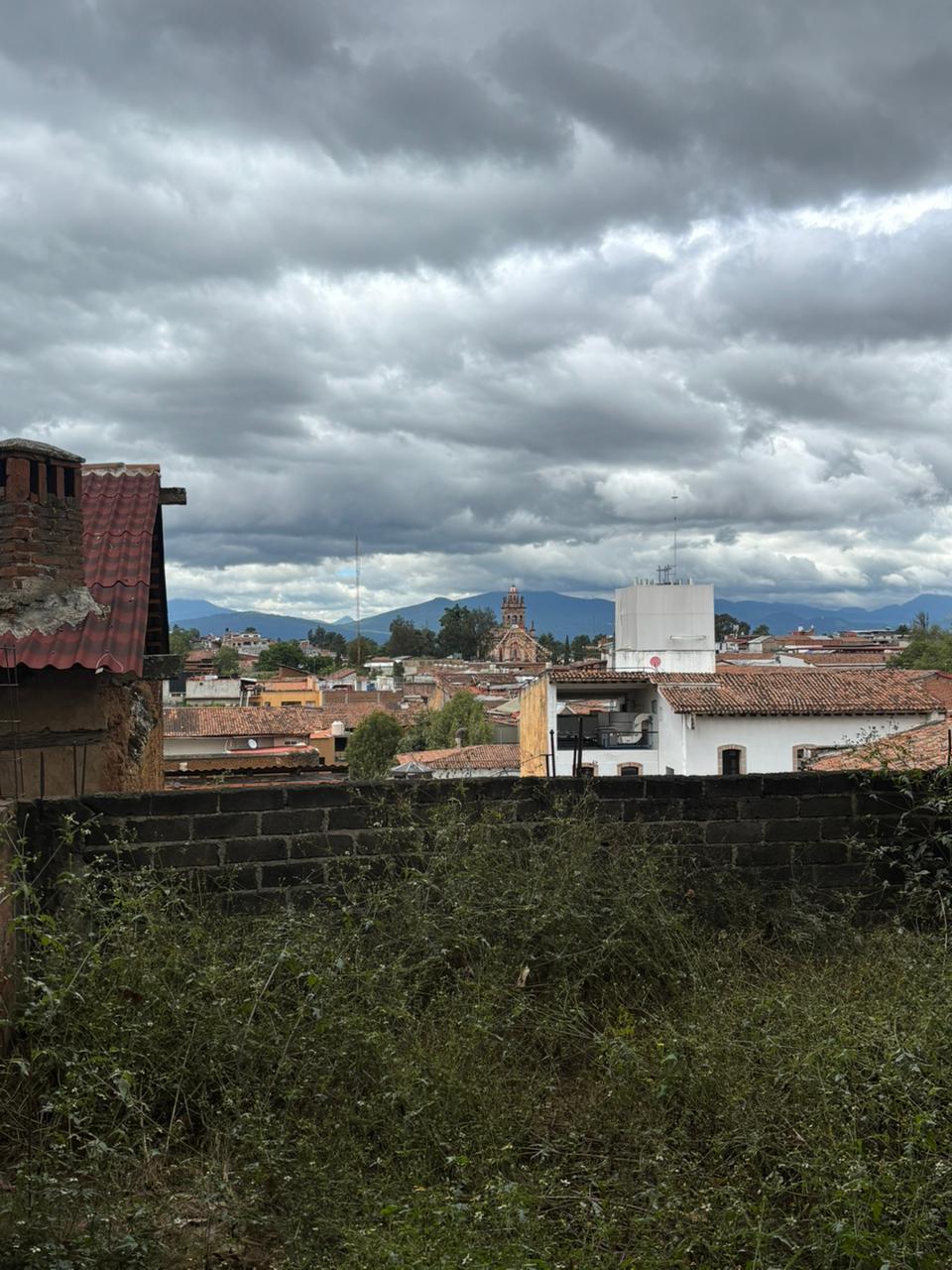 CASA CON LOCALES COMERCIALES EN RENTA EN PATZCUARO, MICHOACAN
