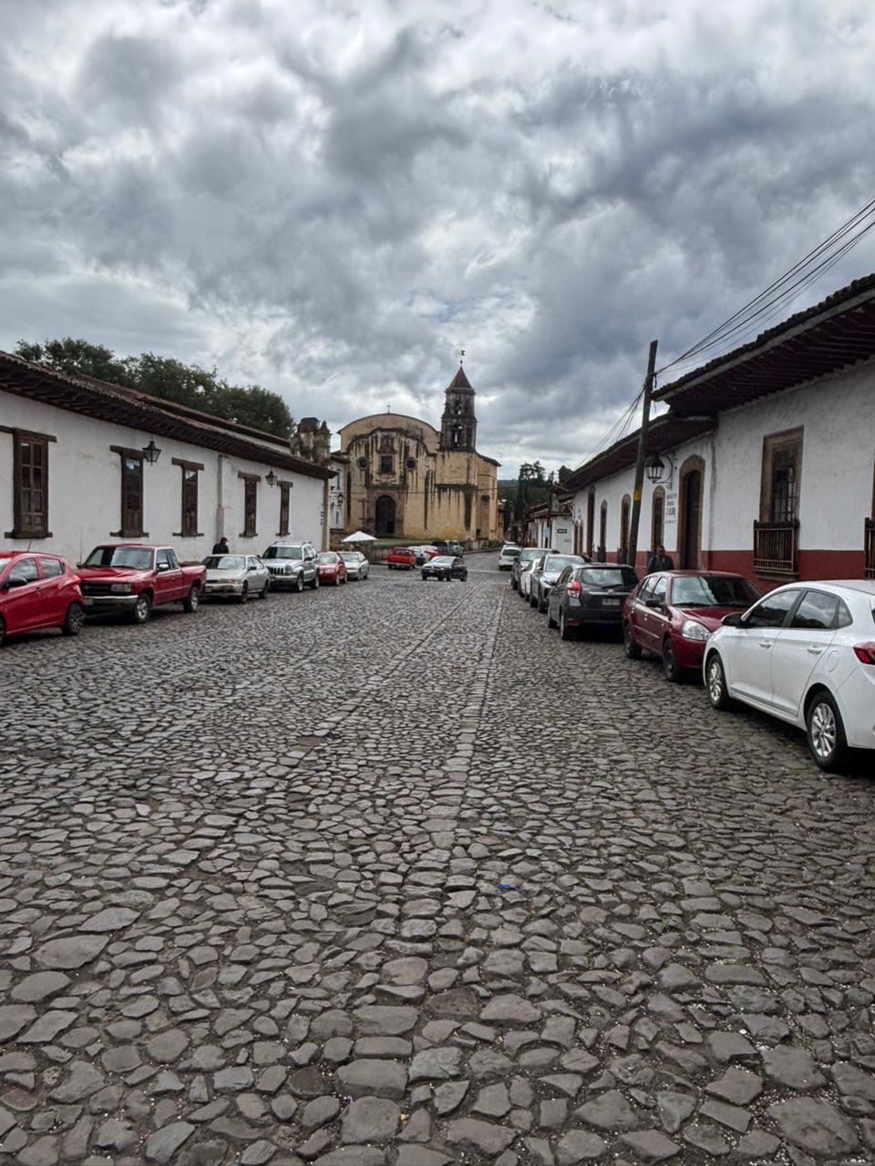 CASA CON LOCALES COMERCIALES EN RENTA EN PATZCUARO, MICHOACAN