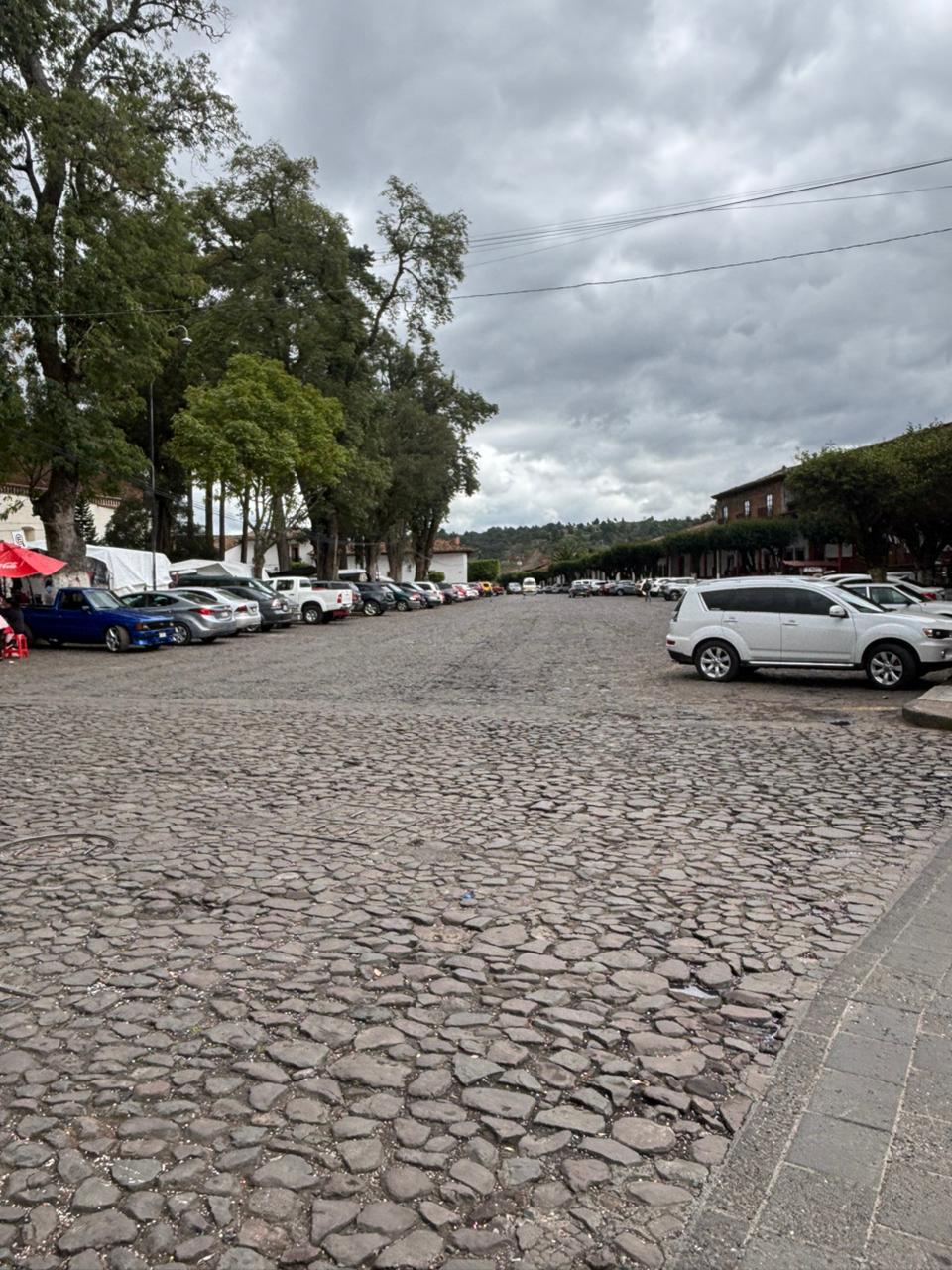 CASA CON LOCALES COMERCIALES EN RENTA EN PATZCUARO, MICHOACAN