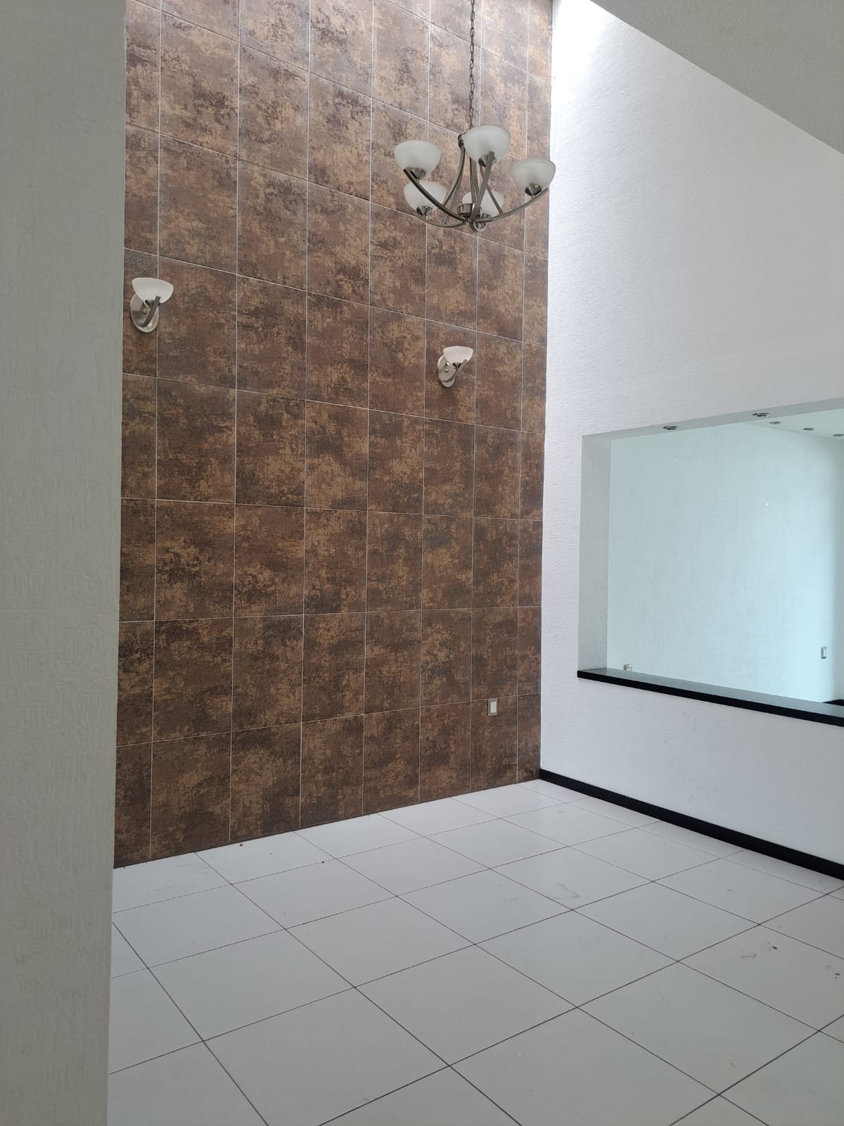 CASA MODERNA EN RENTA EN VISTAS ALTOZANO, MORELIA
