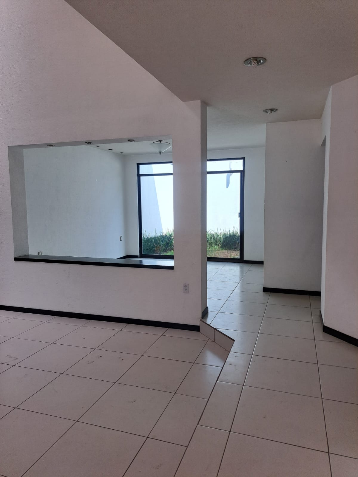 CASA MODERNA EN RENTA EN VISTAS ALTOZANO, MORELIA