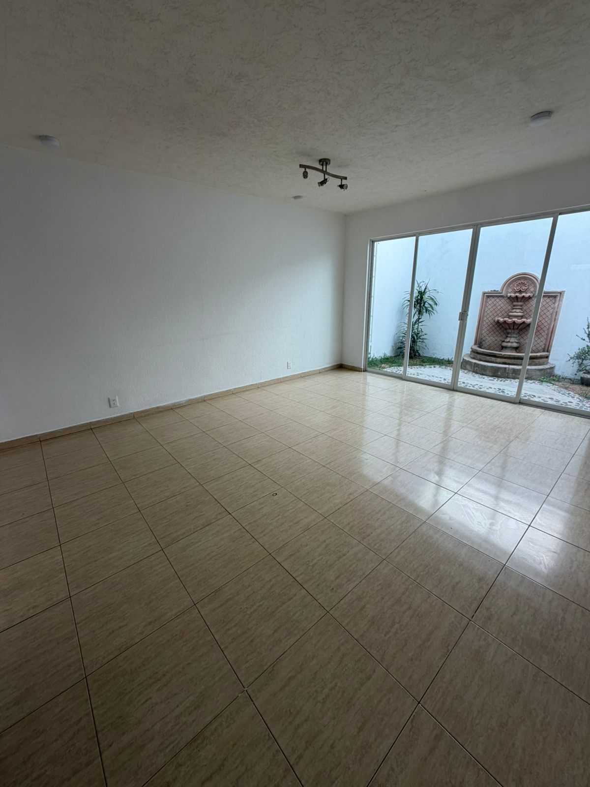 CASA EN RENTA EN RINCON DE LA MONTAÑA, MORELIA