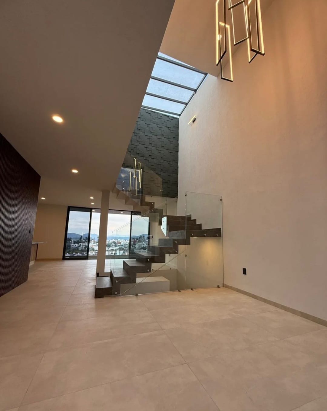 CASA EN VENTA CON SOTANO EN VENTA EN RIO ALTOZANO, MORELIA