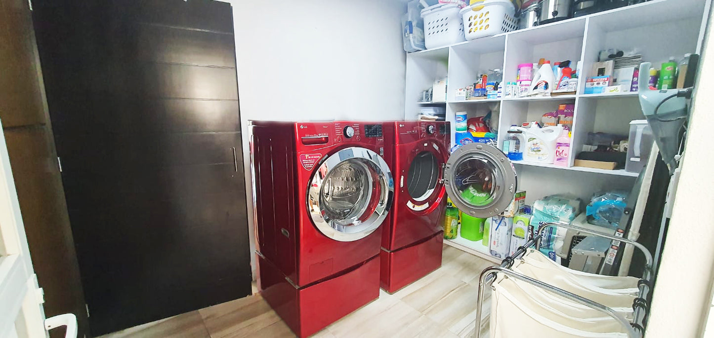 CASA RESIDENCIAL CON ALBERCA EN VENTA EN LOMAS DEL CAMPANARIO III, QUERETARO