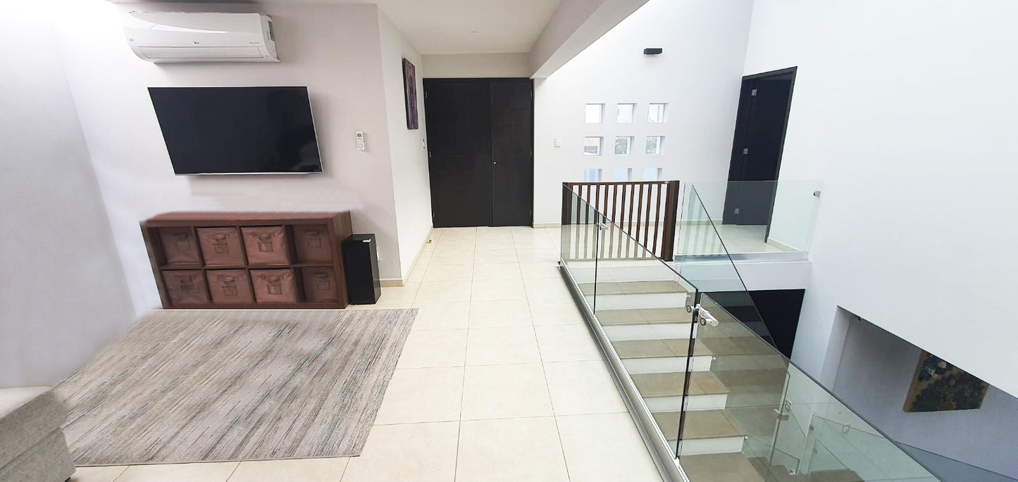 CASA RESIDENCIAL CON ALBERCA EN VENTA EN LOMAS DEL CAMPANARIO III, QUERETARO