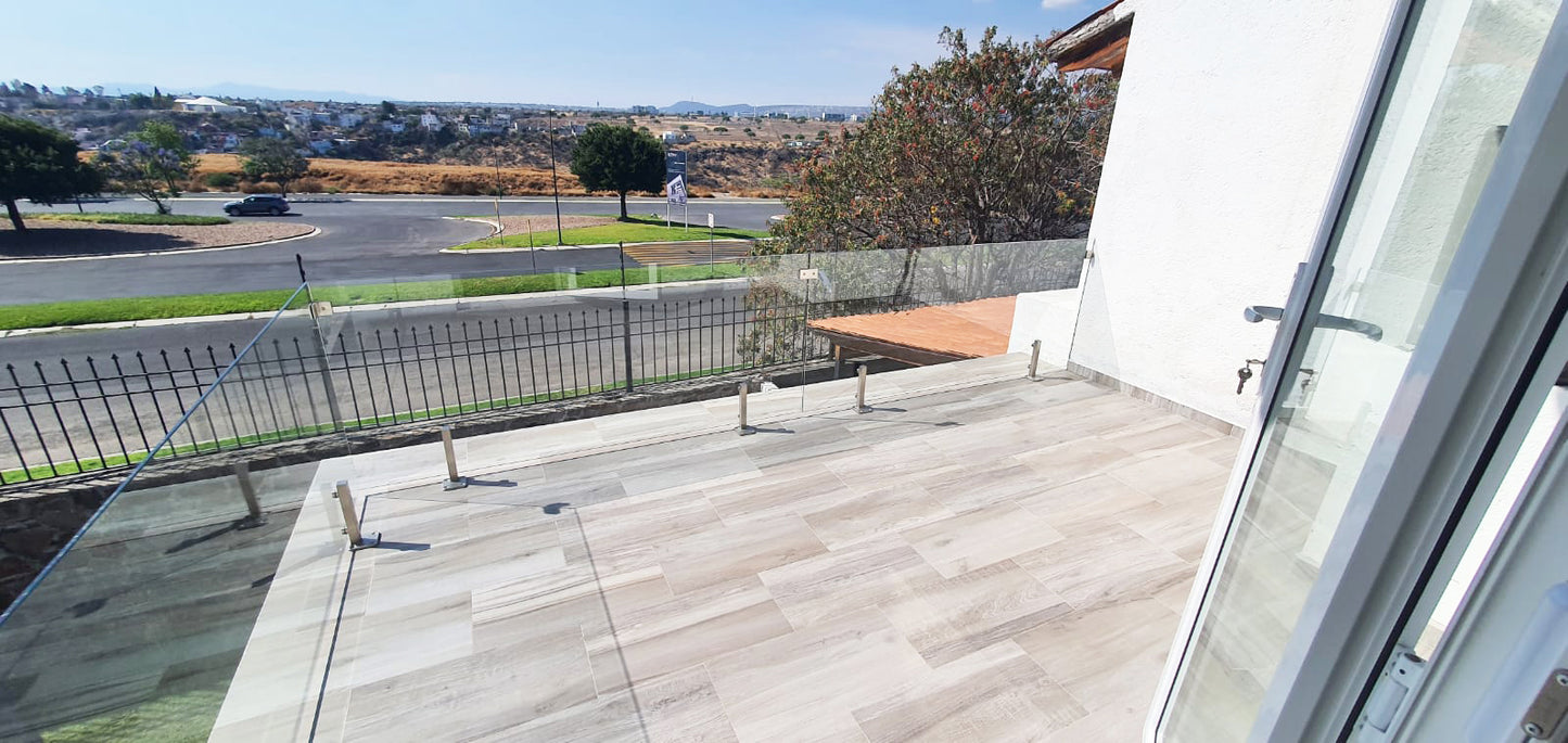 CASA RESIDENCIAL CON ALBERCA EN VENTA EN LOMAS DEL CAMPANARIO III, QUERETARO