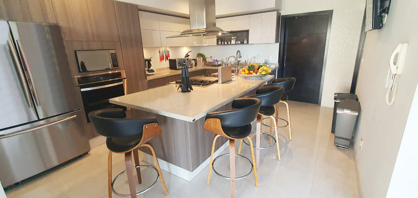 CASA RESIDENCIAL CON ALBERCA EN VENTA EN LOMAS DEL CAMPANARIO III, QUERETARO