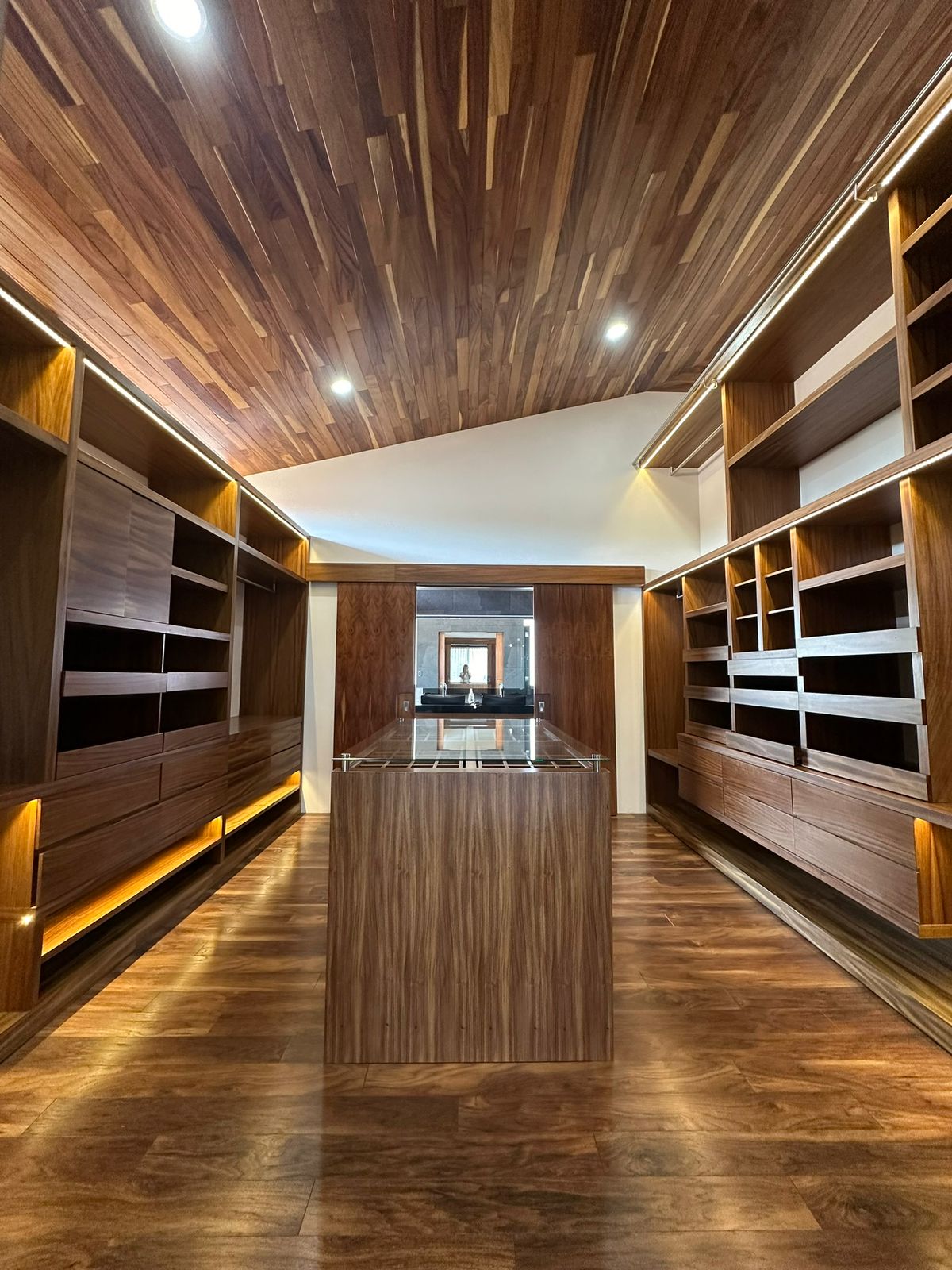 CASA AMUEBLADA EN RENTA EN CLUB Y DENTRO DEL CAMPO DE GOLF ALTOZANO, MORELIA