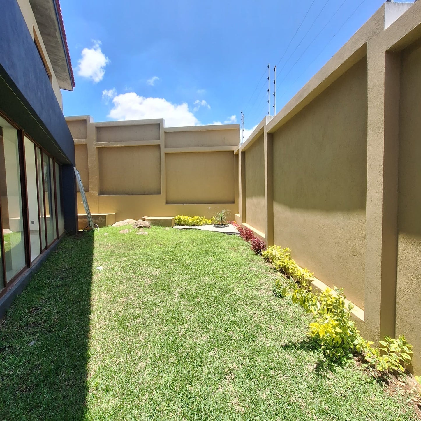 CASA RESIDENCIAL EN VENTA EN CLUB Y DENTRO DEL CAMPO DE GOLF ALTOZANO, MORELIA