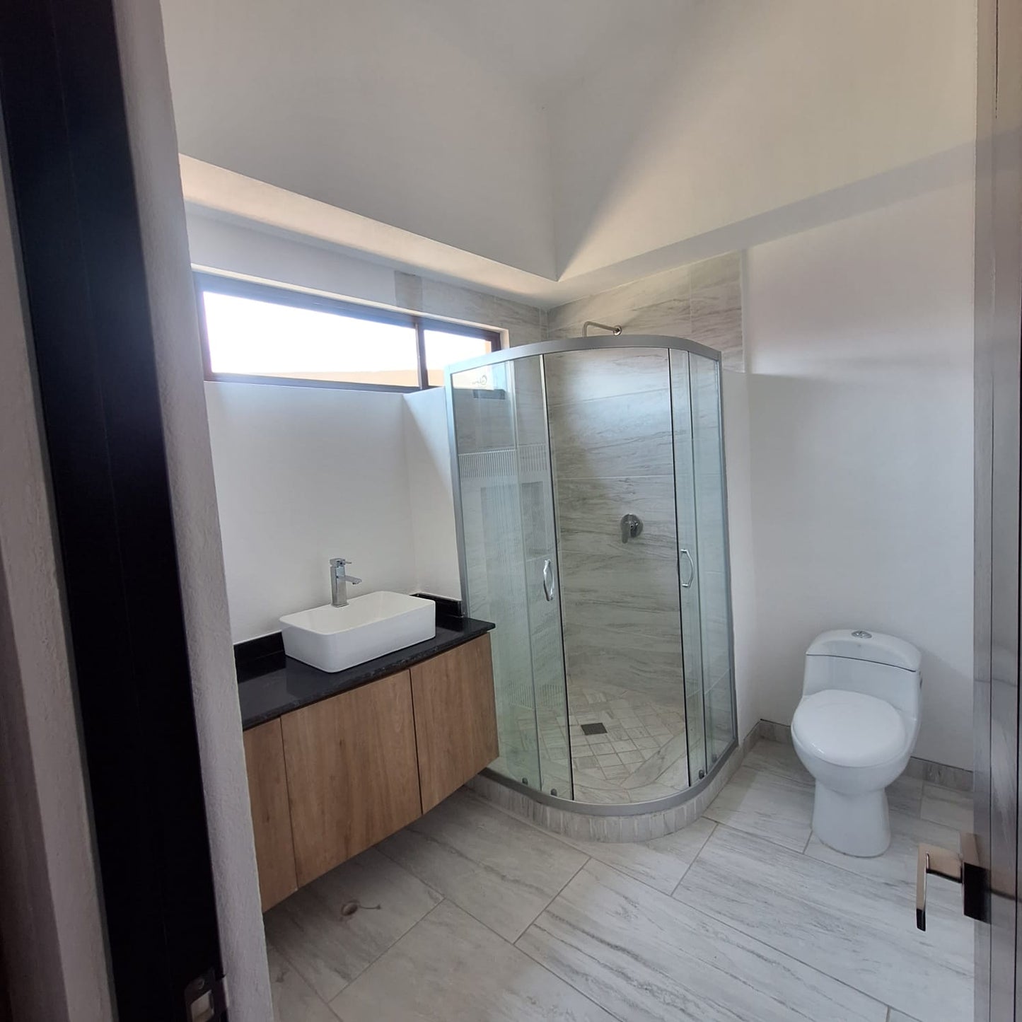 CASA RESIDENCIAL EN VENTA EN CLUB Y DENTRO DEL CAMPO DE GOLF ALTOZANO, MORELIA