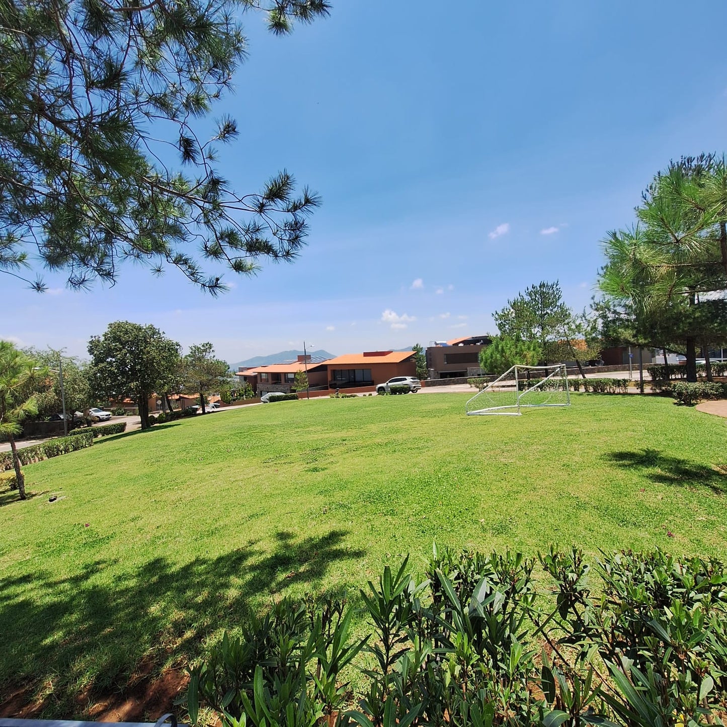 CASA RESIDENCIAL EN VENTA EN CLUB Y DENTRO DEL CAMPO DE GOLF ALTOZANO, MORELIA