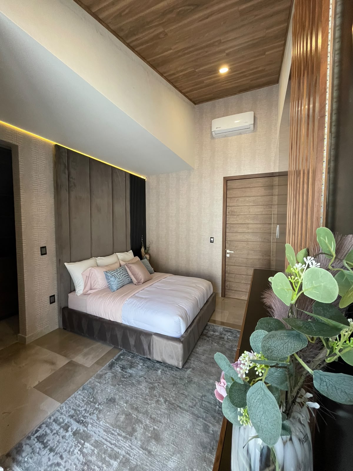 CASA SEMIAMUEBLADA EN RENTA EN CLUB Y DENTRO DEL CAMPO DE GOLF ALTOZANO, MORELIA