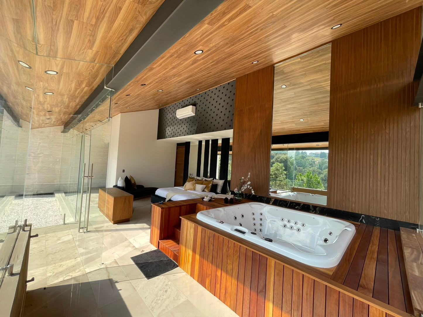 CASA SEMIAMUEBLADA EN RENTA EN CLUB Y DENTRO DEL CAMPO DE GOLF ALTOZANO, MORELIA